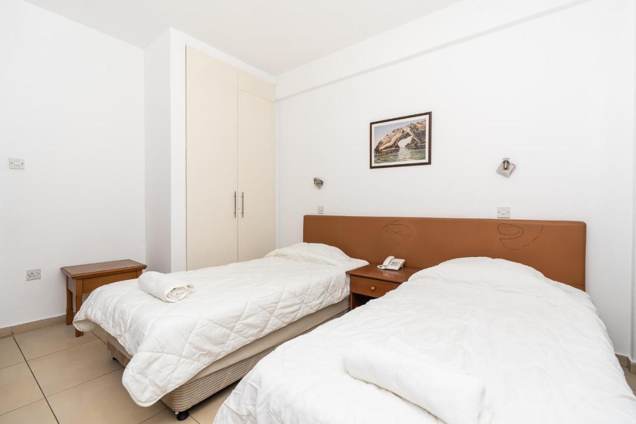 Flora Hotel Apartments 普罗塔拉斯 外观 照片