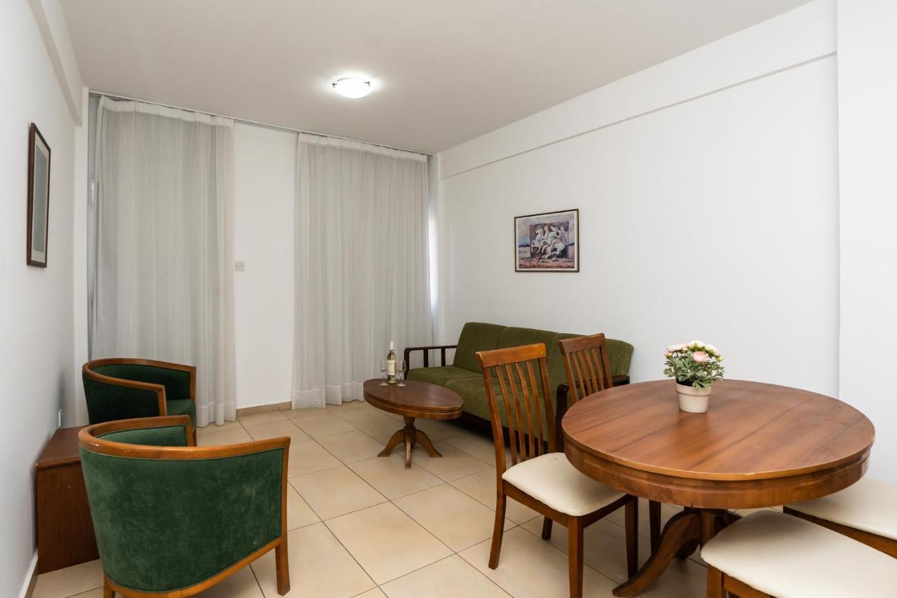 Flora Hotel Apartments 普罗塔拉斯 外观 照片